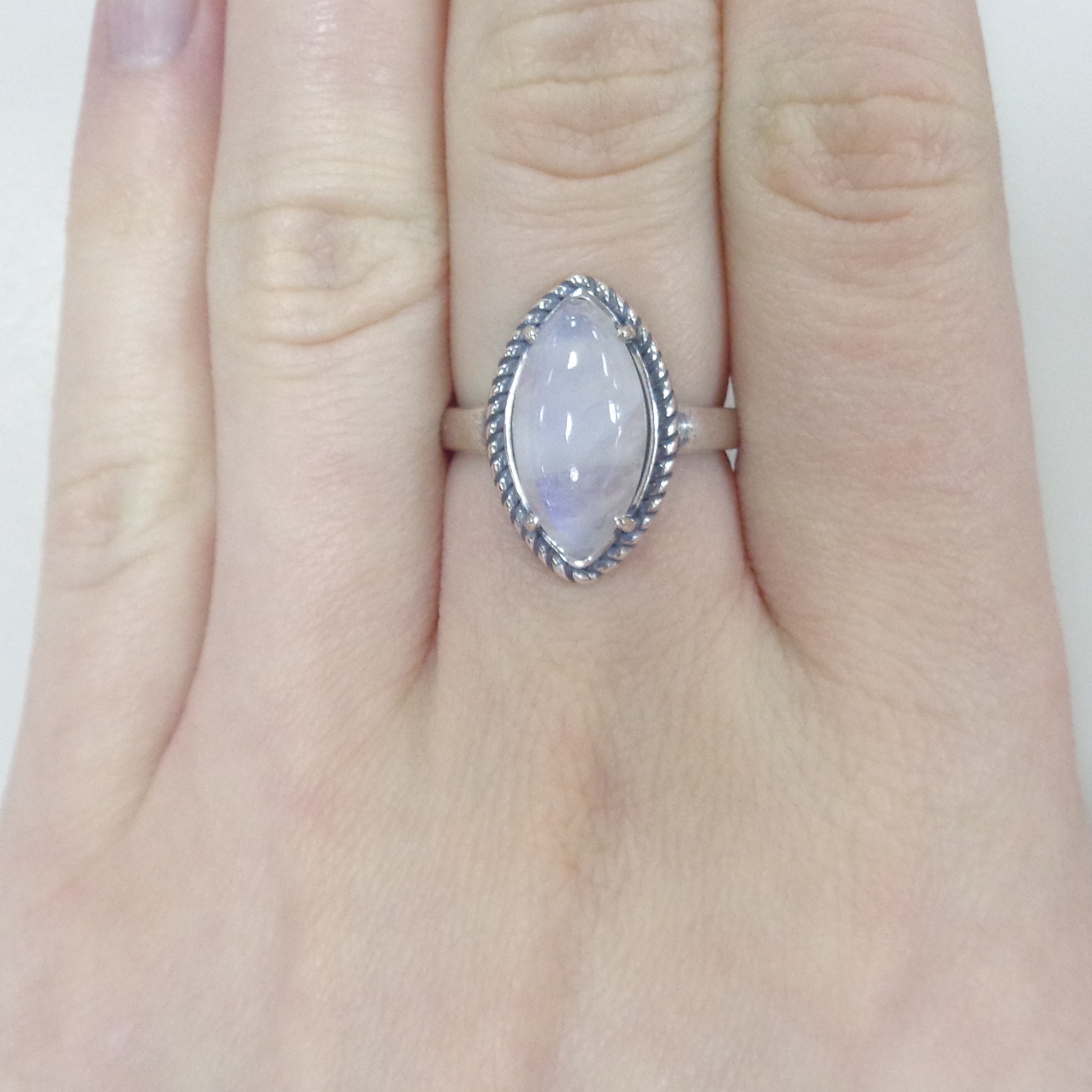 Серебряное кольцо с лунным камнем